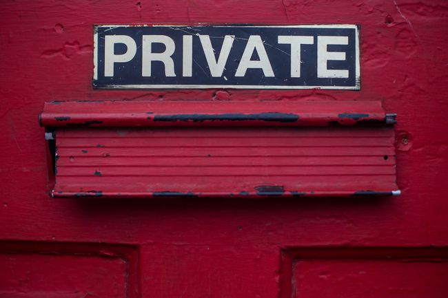" Privat" skiltning på en rød dør