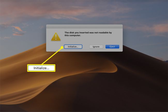 يتم تمييز خيار التهيئة عند توصيل SSD غير مهيأ بجهاز MacBook Pro