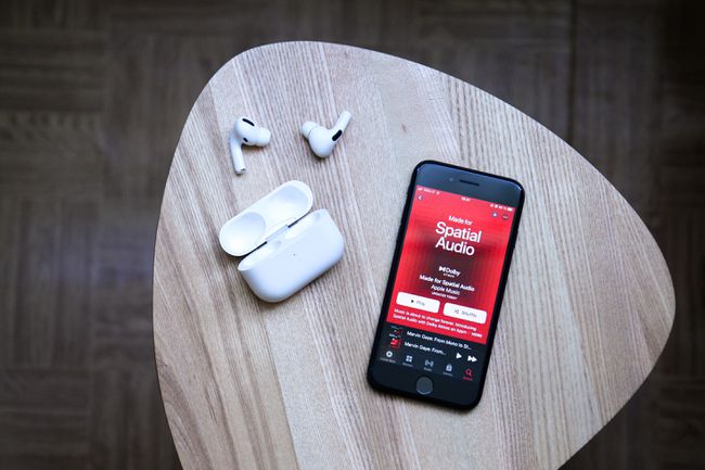 小さなテーブルにAppleMusicとSpatialAudioを搭載したAirPodsProとiPhone