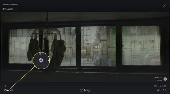 設定ギアが強調表示されたHuluで再生されている映画のスクリーンショット