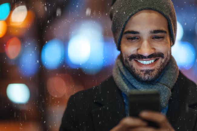 雪が降っている間、電話で男