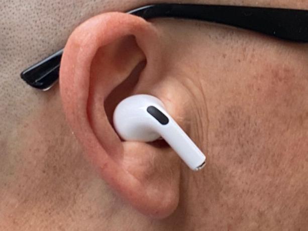 Lance Ulanoff nosí AirPods pro