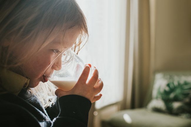 植物ベースのミルクを飲む幼児。