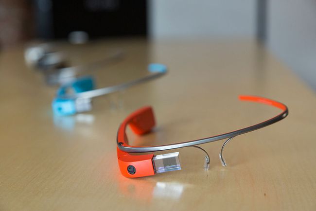 I Google Glass Wearable visualizzati su un tavolo.