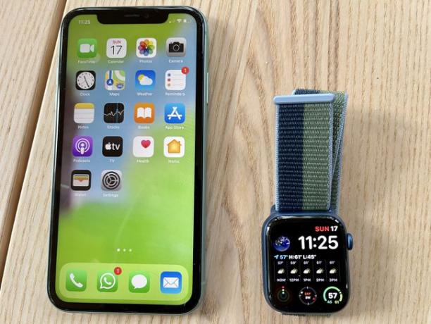 iPhone vedle Apple Watch Series 7