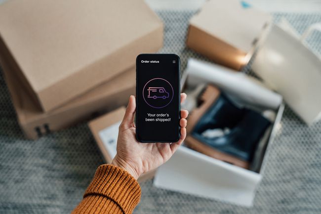 誰かのスマートフォンに表示されるオンライン購入の出荷通知。