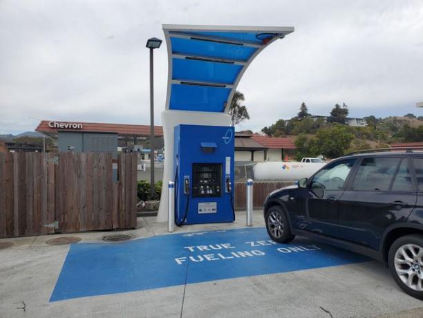 Logoga pump on nähtav True Zero vesinikkütuseelementide tanklas Californias Mill Valleys Marini maakonnas
