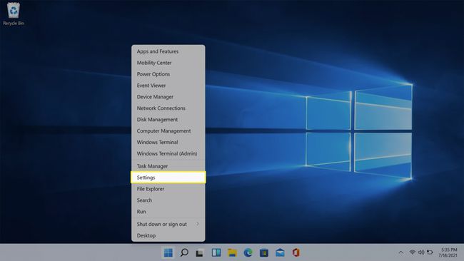 Настройките, подчертани в главното меню на Windows 11.