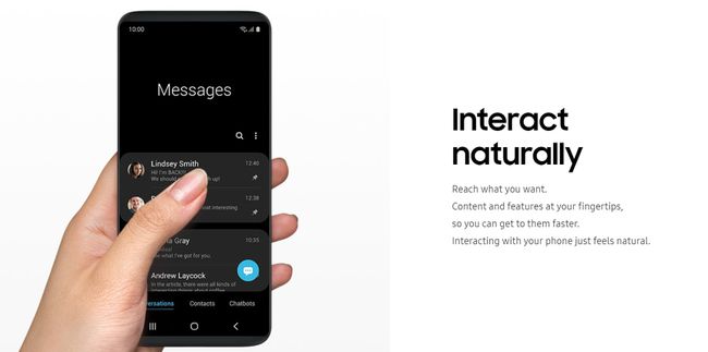 Webová stránka s nápisem „přirozeně interagujte“ s rukou držící smartphone vedle ní.
