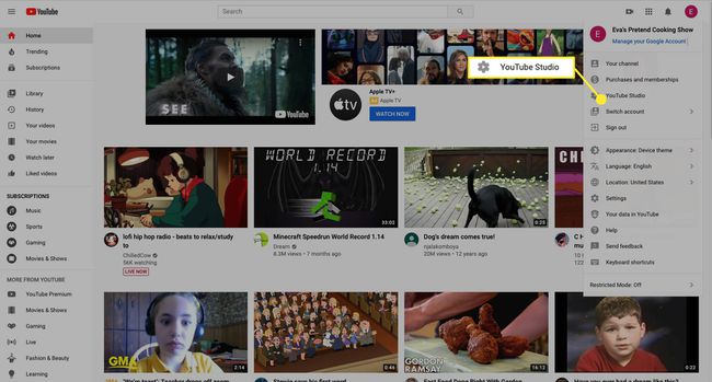 Selecteer YouTube Studio om naar het dashboard van je kanaal te gaan.