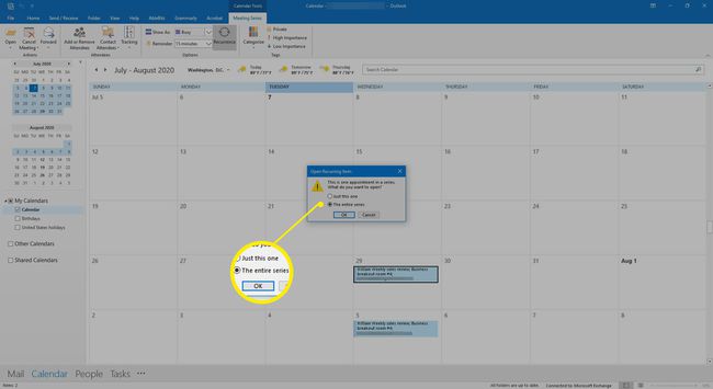 Memilih untuk membuka serangkaian rapat kalender di Outlook.