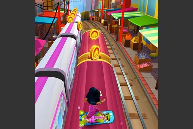 彼女の前にアニメーションのコインを持った地下鉄の電車の上に個人をフィーチャーしたiOS用の地下鉄サーファーズゲーム