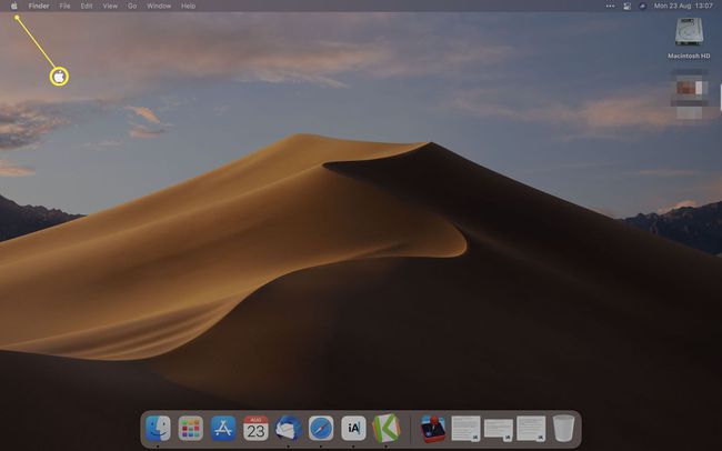 سطح مكتب macOS مع تمييز شعار Apple 