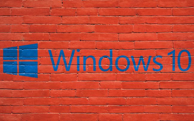 Windows 10 logotips uz sarkanu ķieģeļu sienas