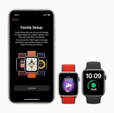 Dve hodinky Apple Watch a iPhone pomocou funkcie Family Setup.