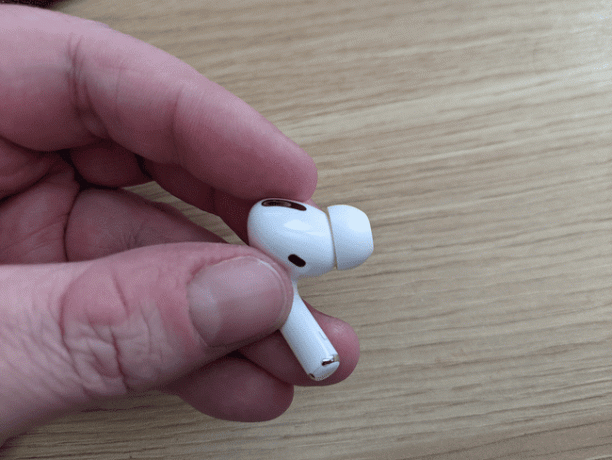 AirPod Pro עם טיפ חדש מותקן.