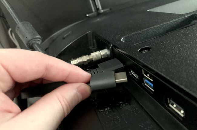 Un Google Chromecast conectado al puerto HDMI de un televisor.