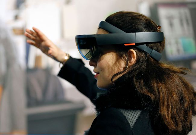 HoloLensを装着した女性