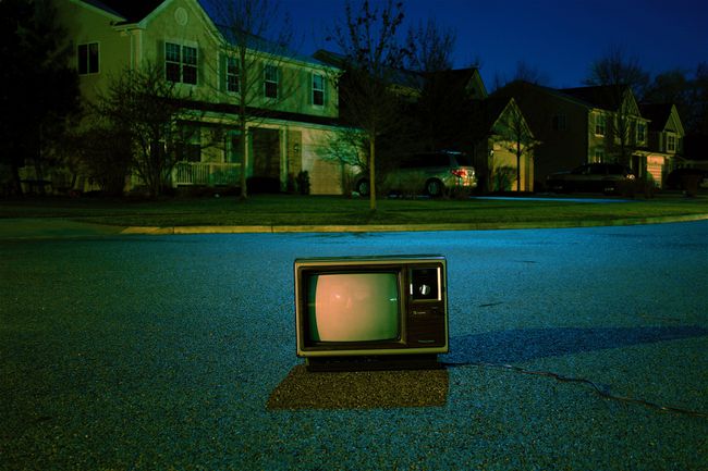 Televizorius priešais namą priemiesčio gatvėje