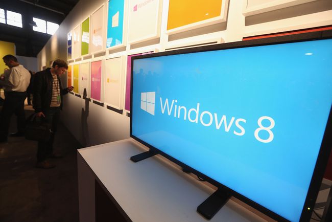 Windows 8 logosunu gösteren TV