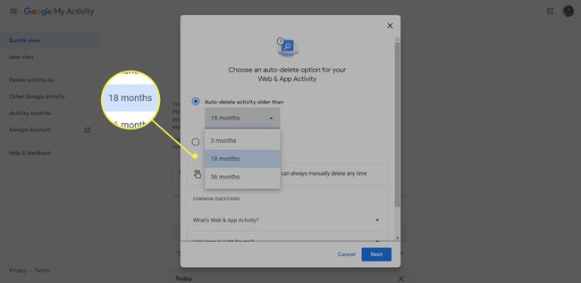 La configuración de eliminación automática de la página de actividad web y de aplicaciones de Google con '18 meses 'resaltado