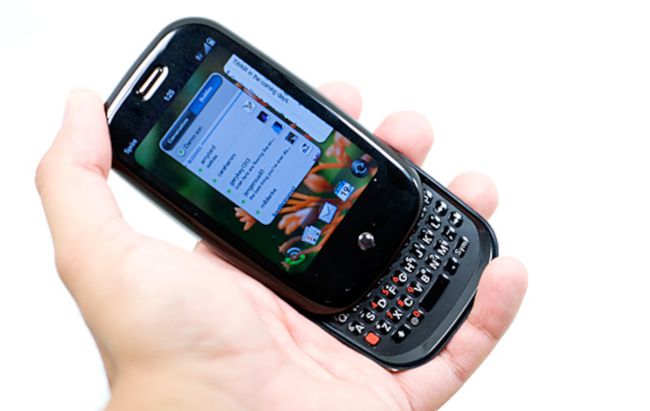 Smartphone Palm Pre ditampilkan dari depan