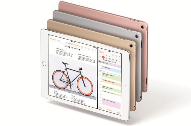 Čtyři iPady v různých barvách.