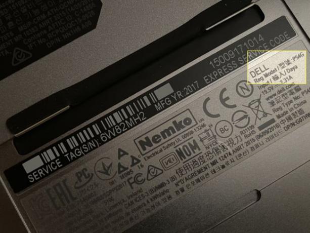 Identifikācijas uzlīme uz Dell XPS 13 klēpjdatora.