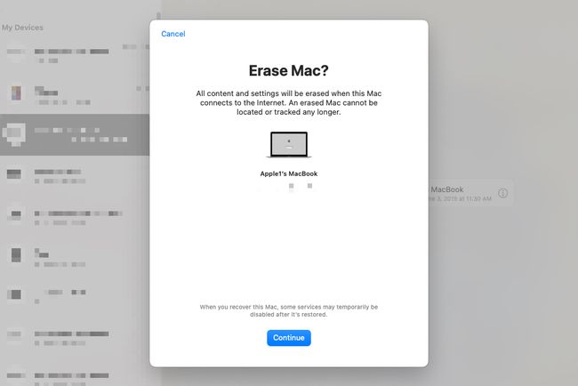 Programos „Find My“ ekrano kopija su atidaryta „Erase Mac“ parinktimi.