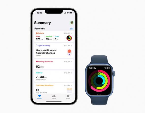 iPhone с приложението Health, показано до Apple Watch с показани пръстени за активност.