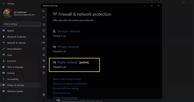 Offentligt netværk fremhævet i Windows 11 firewall og netværksbeskyttelsesindstillinger.