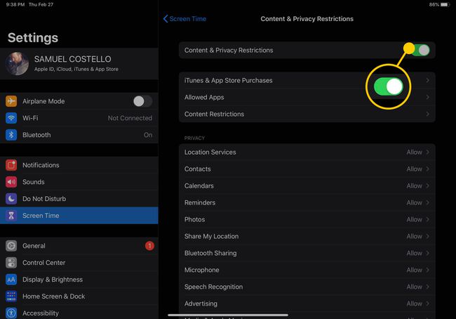 Zrzut ekranu z włączonymi ustawieniami ograniczeń treści na iPadzie.
