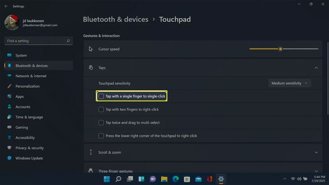 Opțiunile de atingere a touchpadului evidențiate în Setări Windows 11.