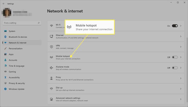 Configuración de red e Internet de Windows 11 con Mobile Hotspot resaltado