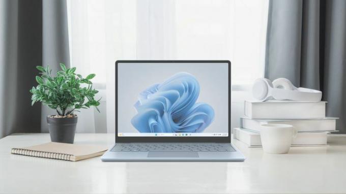 Surface Laptop Go 3 บนโต๊ะ