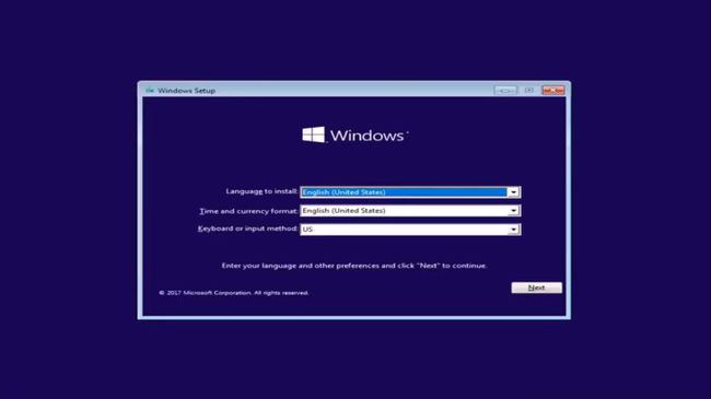 Windows yükleyici başlatıldığında, dil ve bölge ayarlarının doğru olduğundan emin olun ve ardından İleri'yi seçin.