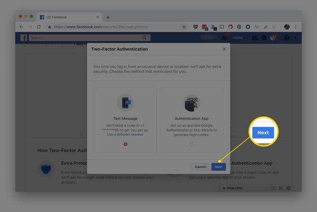Кнопка " Далее" на странице " Двухфакторная аутентификация" в Facebook, показывающая текстовое сообщение или приложение для аутентификации в качестве параметров.