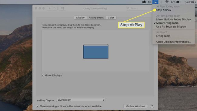 تم تمييز عنصر قائمة Stop AirPlay في قائمة شريط قائمة AirPlay.