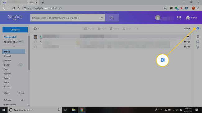 Yahoo Mail com o ícone de engrenagem destacado