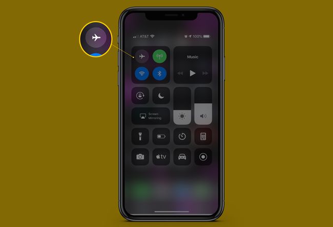 黄色の背景にiPhoneXがあり、コントロールセンターの[機内モード]ボタンが強調表示されています