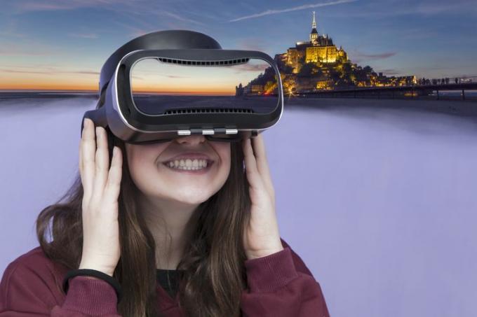 Žena koja koristi VR za virtualni posjet svjetskim znamenitostima.