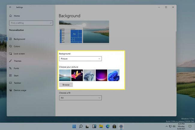 Sinine taustpilt on valitud Windows 11 töölaua taustaks