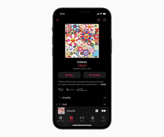 スマートフォンに表示されるAppleMusic。