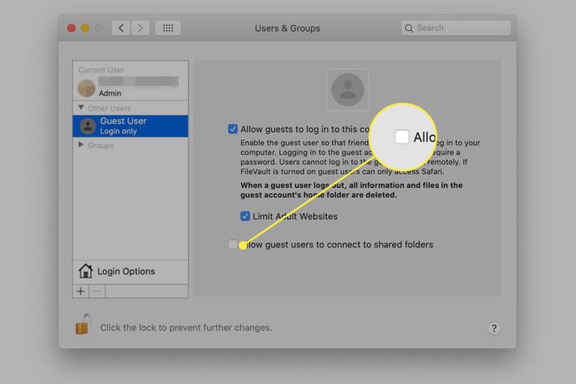 Kuvakaappaus macOS: n Käyttäjät ja ryhmät -näytöstä, jossa Salli vieraskäyttäjien muodostaa yhteys jaettuihin kansioihin -vaihtoehto korostettuna