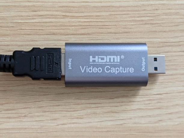 Collegamento di un cavo HDMI a un dispositivo di acquisizione video.