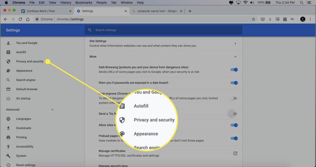 Ustawienia Chrome z podświetlonym nagłówkiem Prywatność i bezpieczeństwo