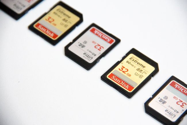 32 GB SD karšu rinda uz balta fona. 