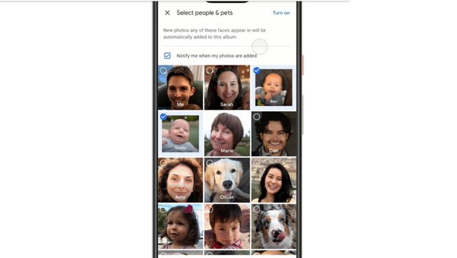 หน้าจอ Google Photos ที่คุณสามารถเลือกผู้คนและสัตว์เลี้ยงที่จะรวมอยู่ในอัลบั้มสด