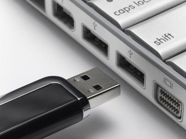 USB 포트에 연결하려는 USB 드라이브.
