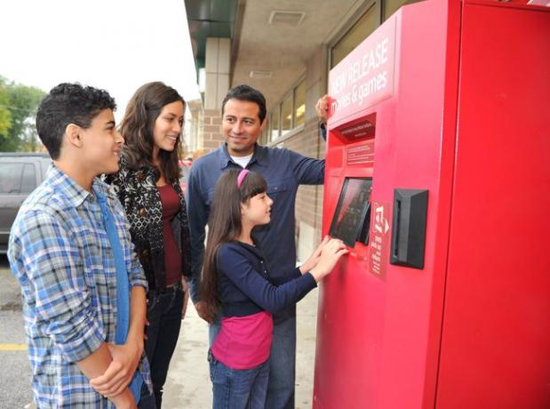 Rodina používající kiosek Redbox.